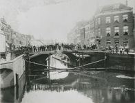 863513 Afbeelding van de aanleg van een zinker van de Utrechtsche Waterleiding Maatschappij in de Oudegracht te Utrecht ...